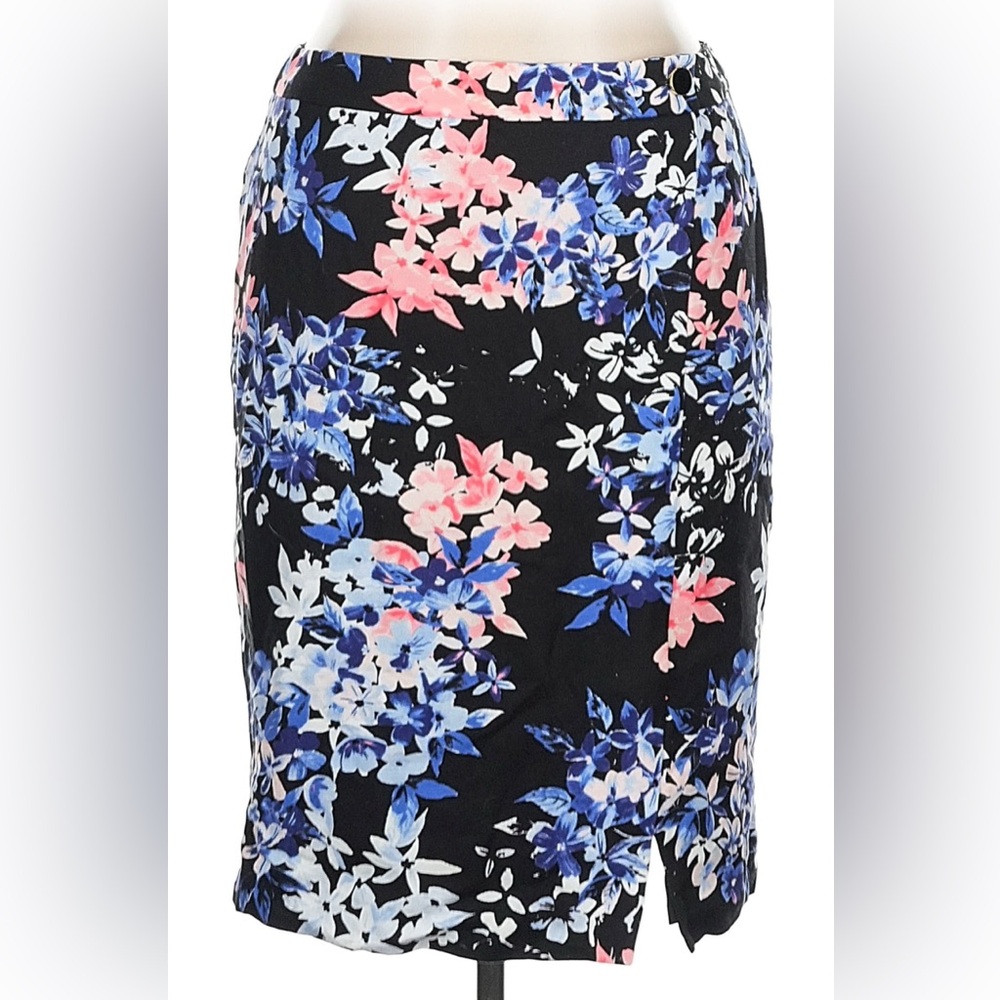 Talbots Floral Print Straight Pencil Skirt. Sz 4P, in excellent condition.